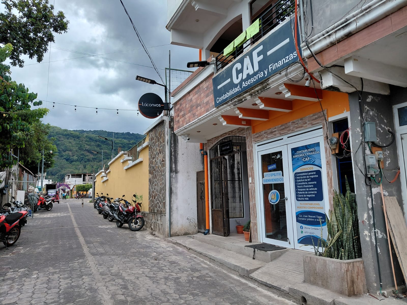 Oficina CAF, Contabilidad, Asesoría y Finanzas, con su letrero y entrada